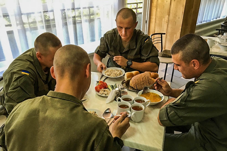 У Запоріжжі військових годують їжею на вибір — фоторепортаж