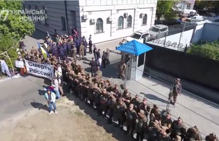 Як голосували у посольстві РФ у Києві — відео з квадрокоптеру