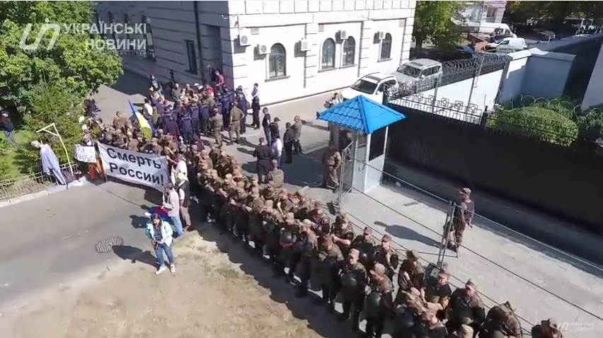 Як голосували у посольстві РФ у Києві — відео з квадрокоптеру