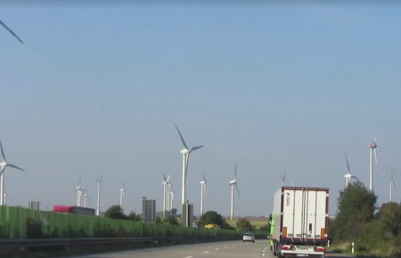 Як виглядає «поле» з вітряків обабіч автобанів у Німеччині — відео