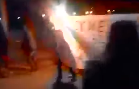 Нападники на Російське посольство у Києві відзняли напад — відео