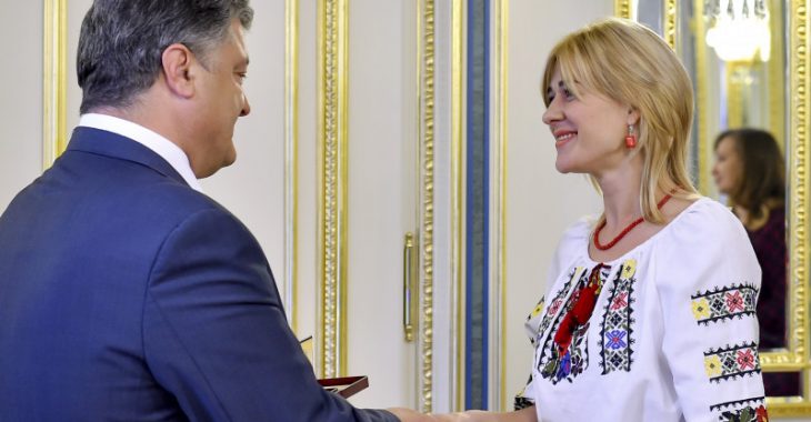 Порошенко пообіцяв вчителям підвищення зарплатні вже в 2017 році Порошенко пообіцяв вчителям підвищення зарплатні вже в 2017 році