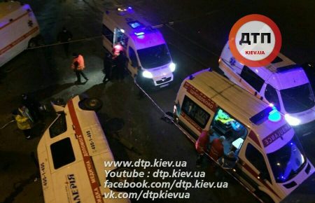 У Києві внаслідок ДТП перекинулася «швидка» — фото