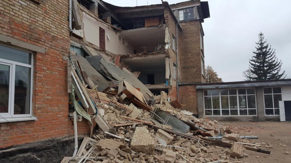 У Василькові обвалилася стіна школи — фото, відео