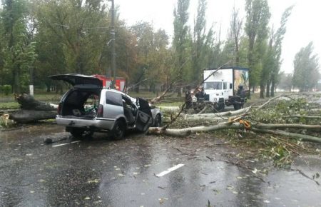 Негода в Одесі забрала життя двох людей, є постраждалі, — фото