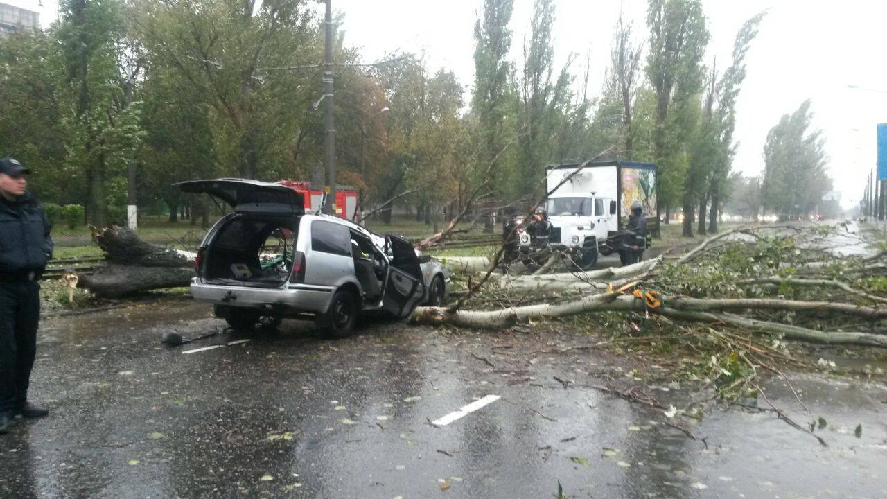 Негода в Одесі забрала життя двох людей, є постраждалі, — фото