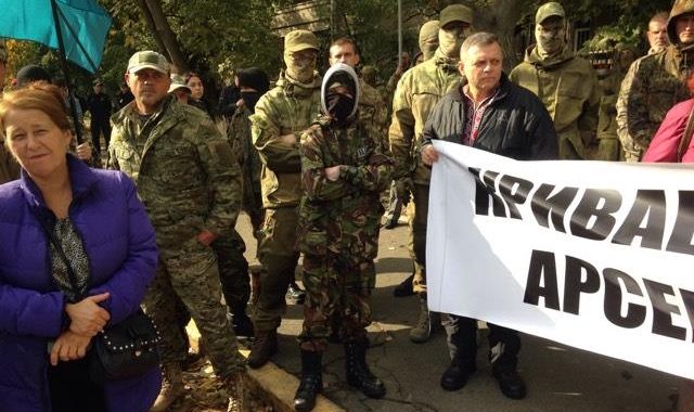 Під МВС мітингувальники запалили файери — відео Під МВС мітингувальники запалили файери — відео