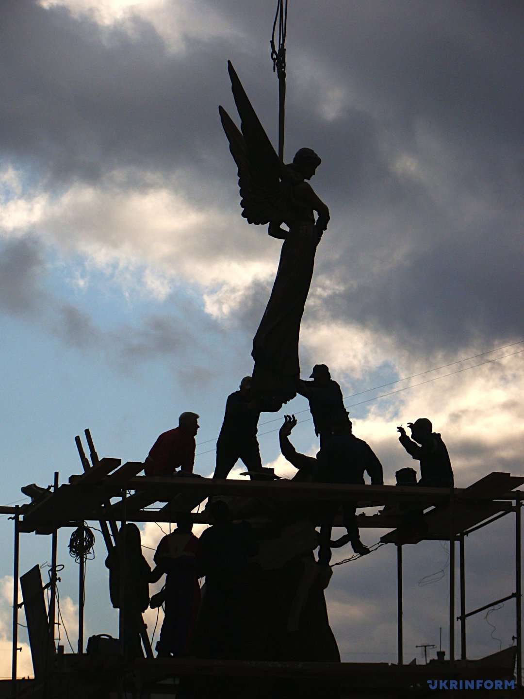 У Тернополі монтують меморіал Небесній Сотні — фото