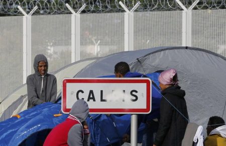 На кордоні Франції будують стіну від біженців — відео