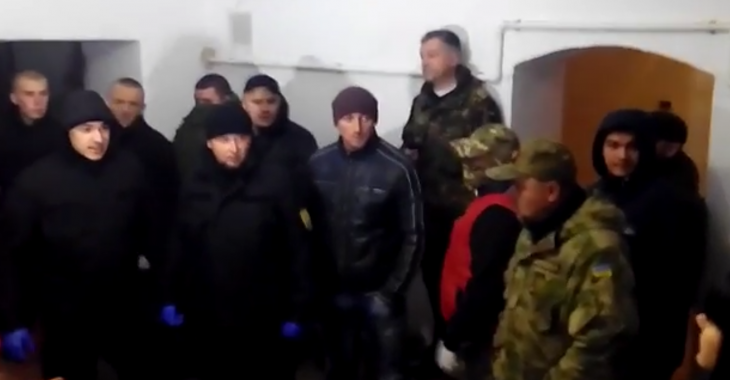 В Чернівцях люди з шевронами АЗОВу зірвали показ фільму про ЛГБТ, - відео В Чернівцях люди з шевронами АЗОВу зірвали показ фільму про ЛГБТ, - відео