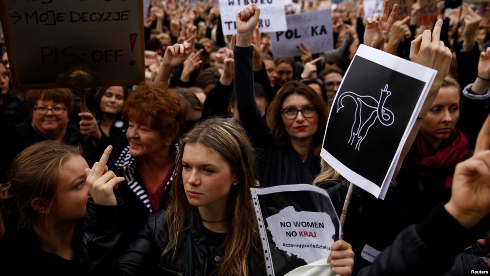 «Чорний протест» проти заборони абортів зібрав у Варшаві 30 тисяч осіб