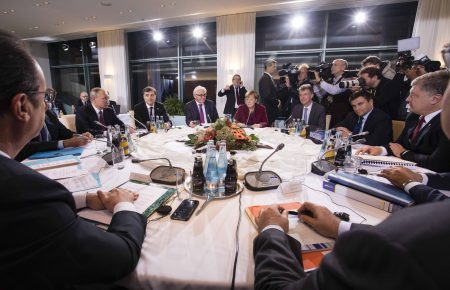 Політики, політологи і блогери коментують результати переговорів у Берліні