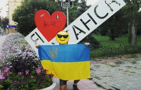 В Луганську бойовики затримали хлопця за фото з українським прапором
