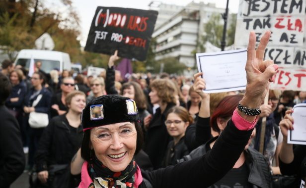 Як у Варшаві протестують проти заборони абортів — відео Як у Варшаві протестують проти заборони абортів — відео