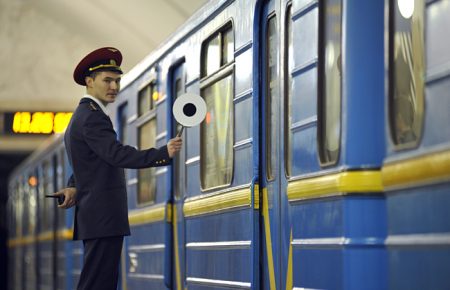 Чоловіка, що впав під потяг на Майдані, забрала швидка — рух відновлено