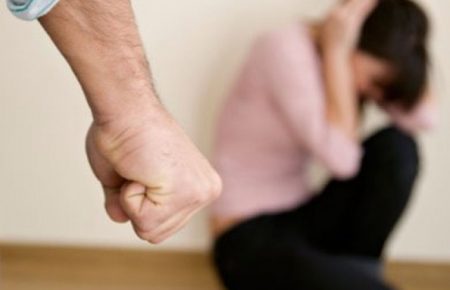 Гройсман, Луценко, поліцейські та військові закликали протистояти домашньому насильству
