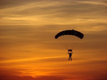 Як незрячі борються за право стрибнути з парашутом?