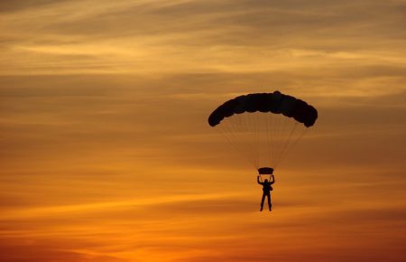Як незрячі борються за право стрибнути з парашутом?