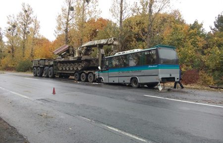 На Вінничині автобус зіткнувся з військовим тягачем: 11 постраждалих — відео