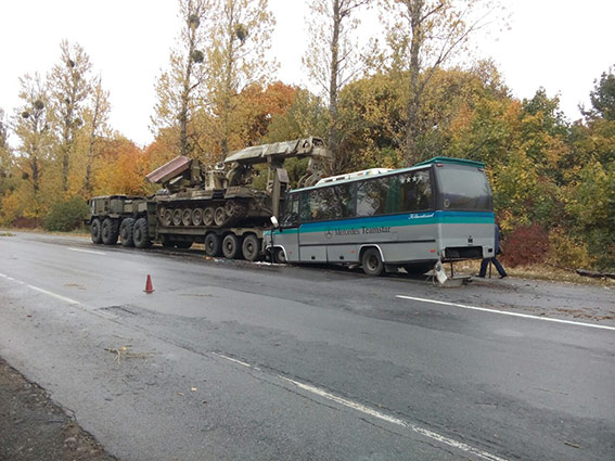 На Вінничині автобус зіткнувся з військовим тягачем: 11 постраждалих — відео