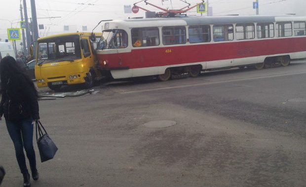 У Харкові трамвай врізався в маршрутку: три людини у лікарні — фото У Харкові трамвай врізався в маршрутку: три людини у лікарні — фото