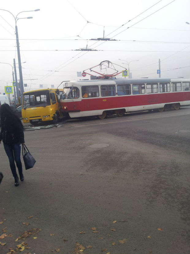 У Харкові трамвай врізався в маршрутку: три людини у лікарні — фото