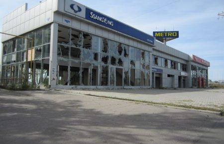 Як виглядають торговельні центри та автосалони Луганська — фоторепортаж