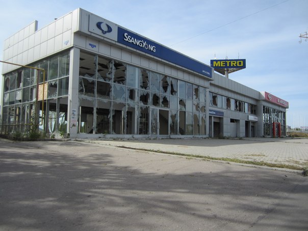 Як виглядають торговельні центри та автосалони Луганська — фоторепортаж