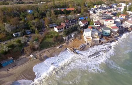 Через масштабні зсуви на Одещині ціла вулиця «сповзає» в море — відео