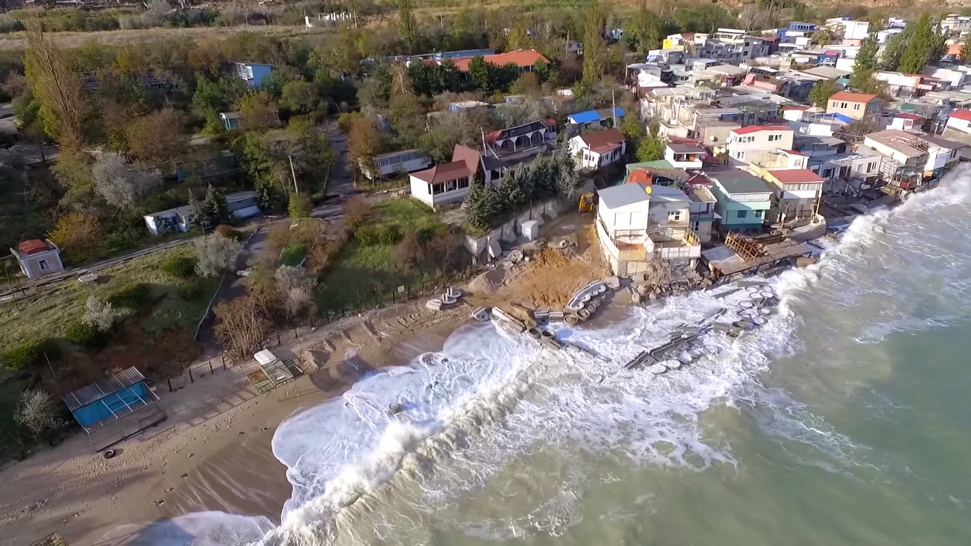 Через масштабні зсуви на Одещині ціла вулиця «сповзає» в море — відео