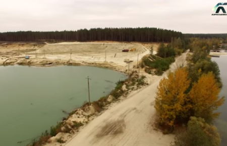 Як видобувають пісок у Безлюдівському кар'єрі на Харківщині — відео з дрону