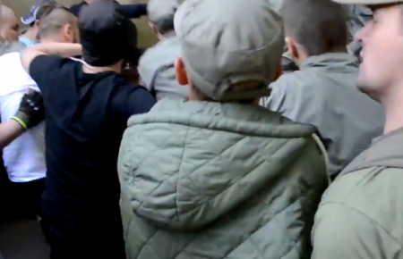 Під Одеським апеляційним судом сталась бійка — відео, фото