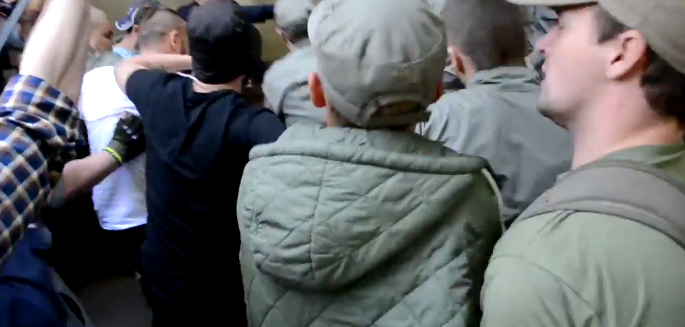 Під Одеським апеляційним судом сталась бійка — відео, фото