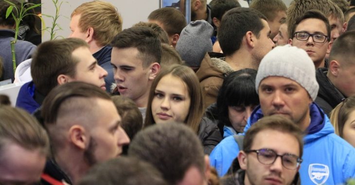 У Дніпрі чоловік втратив свідомість у черзі за iPhone 7 — фото, відео У Дніпрі чоловік втратив свідомість у черзі за iPhone 7 — фото, відео