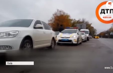 У Києві поліцейські затримали колегу напідпитку, той все заперечує - відео