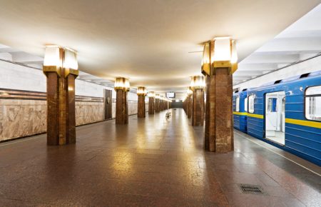 По коліях на станції метро "Героїв Дніпра" тече вода — відео