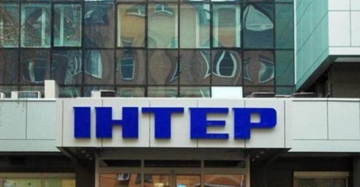 Під "Інтером" активісти з пилами хочуть знести огорожу — відео Під "Інтером" активісти з пилами хочуть знести огорожу — відео