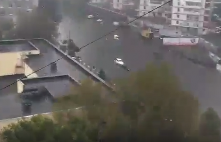 В Одесі після зливи по вулиці "проплив" катер, стовп впав на авто — відео