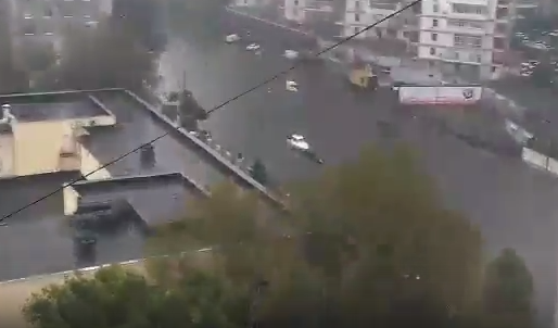 В Одесі після зливи по вулиці "проплив" катер, стовп впав на авто — відео