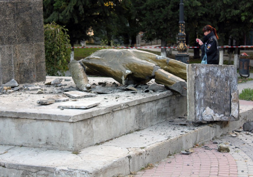 В окупованому Криму зруйнували пам’ятник Леніну, — фото