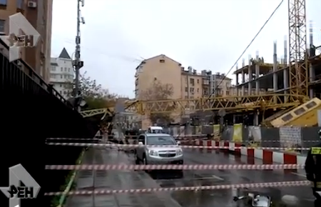 В Москві будівельний кран впав на дитячий садочок — відео