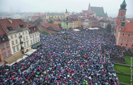 В Польщі через масові протести відмовились від заборони абортів