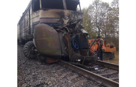 На Вінничині лісовоз зіткнувся з поїздом: є жертви — фото