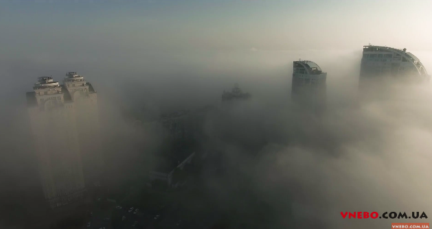 Оболонь огорнув туман — відео з дрону