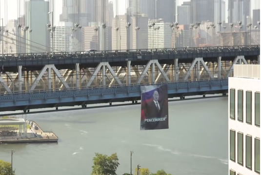 З Манхеттенського мосту знімають банер з зображенням Путіна — відео