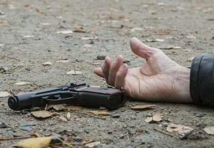 Конвоїр, який вистрелив собі в лоб біля суду у Кам'янському, дивом вижив