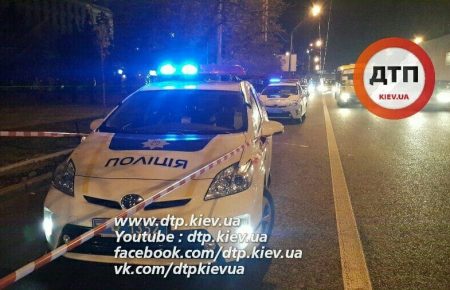 У Києві посеред дороги розміновували автомобіль — відео