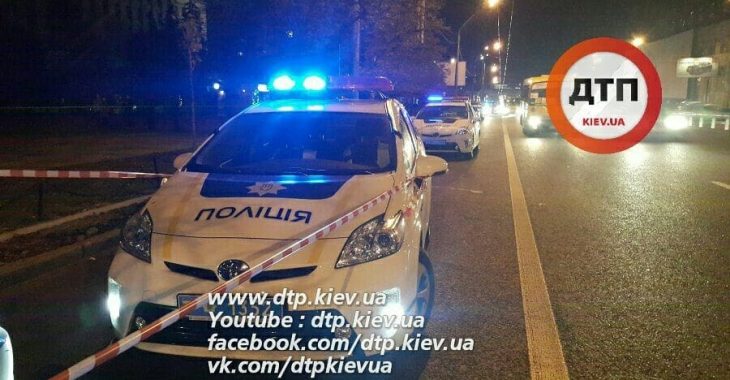 У Києві посеред дороги розміновували автомобіль — відео У Києві посеред дороги розміновували автомобіль — відео