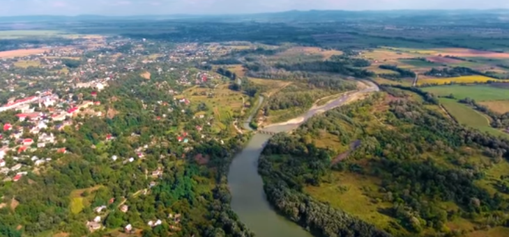 Мальовничі краєвиди Снятину з висоти пташиного польоту — відео Мальовничі краєвиди Снятину з висоти пташиного польоту — відео
