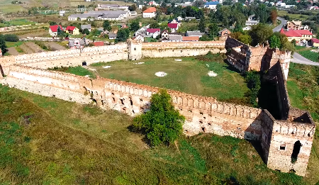 Як виглядає найбільший замок Львівщини з висоти пташиного польоту — відео